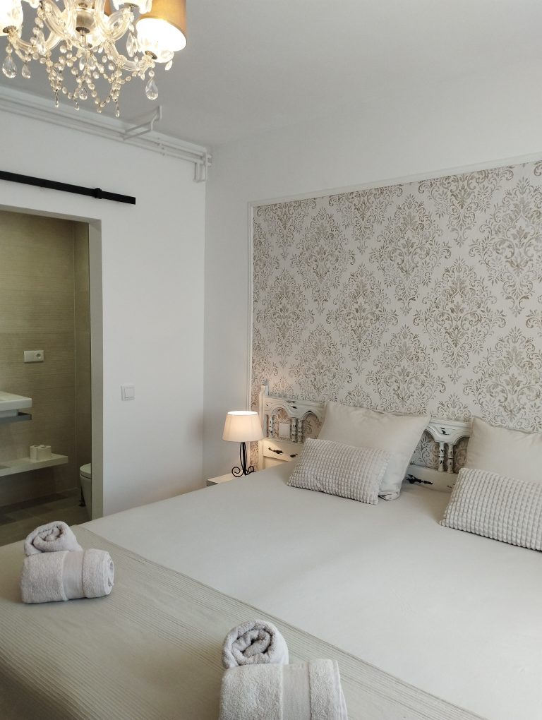 Superior room ensuite with kingsize double bed (2 beds)