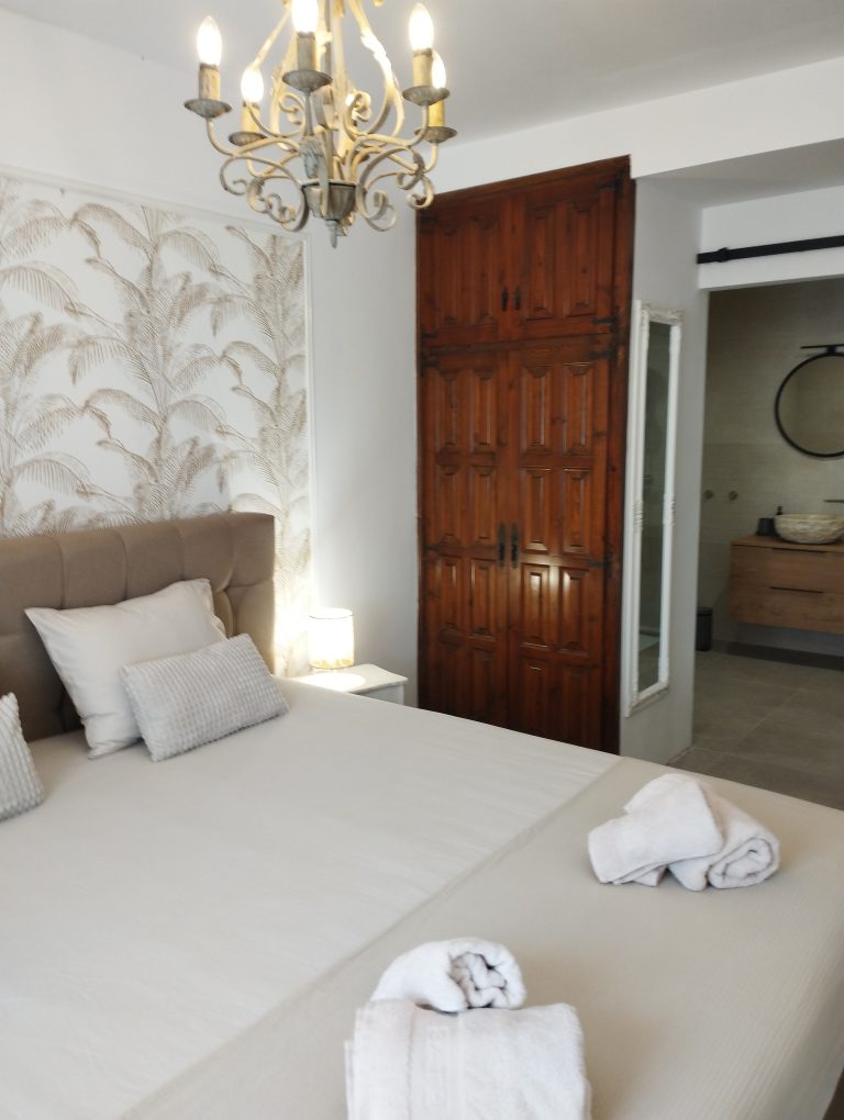 Superior room ensuite with kingsize bed